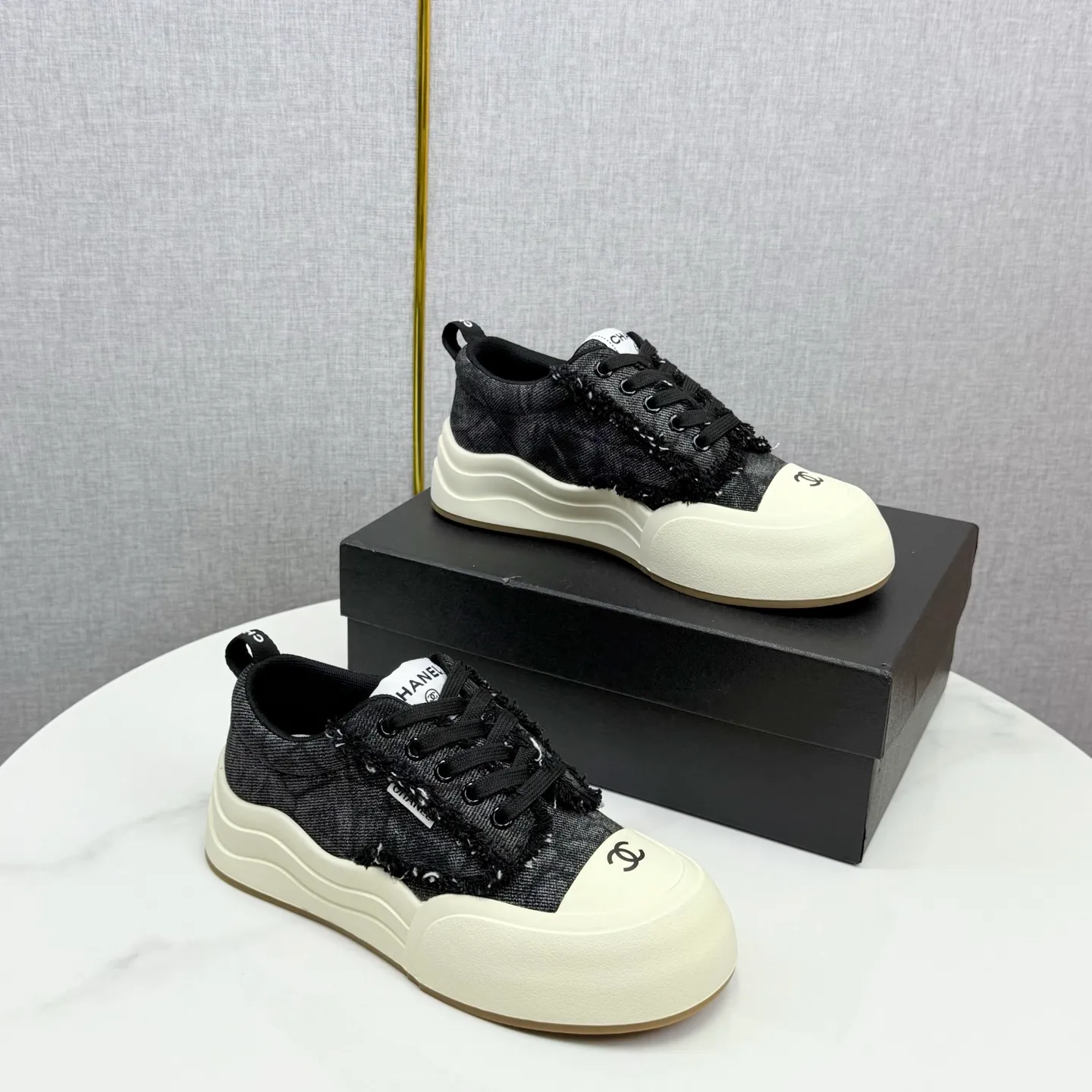 👟👟Ex-factory price 600👟👟Chanel Panda Shoes! 2025 counter's top casual sports shoes, this classic design; the upper is in the style of electric embroidery with various techniques; the outsole is fashionable and sporty; the unusual inclusion of a variety of color matching elements... The diversified mix and match is very good-looking and versatile, and can be used for leisure, fashion, sports, and outdoor... ꫛꫀꪝ Go➫ Materials: ❶Upper made of: original imported first-layer silk cowhide + original version waterproof cloth + original first-layer cowhide ❷Inner lining: Original Yangli+wang ❸ Outsole based on: Original TPU combination outsole Counter boutique packaging complete set for women 35–41